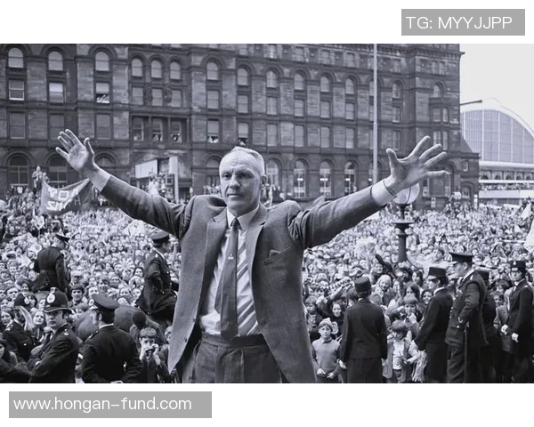 足球明星雕像背后的故事与传奇人物揭晓